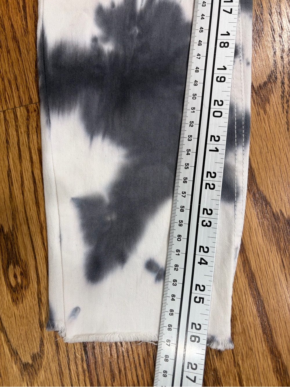 HUE B&W Tie-Dye High Skimmer Raw Hem Denim Leggings (Small) - Picture 7 of 8